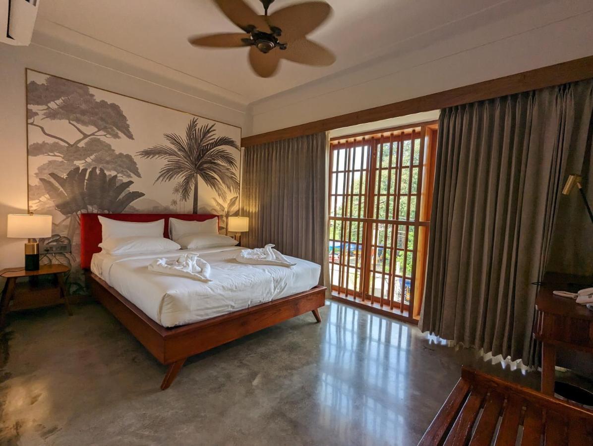 Prasanthi Hotel Kollam Esterno foto