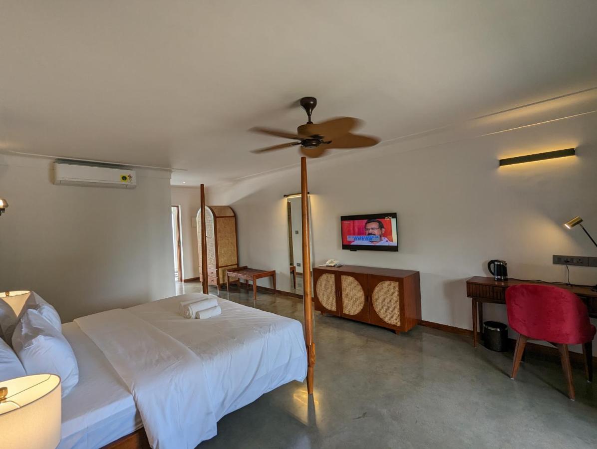 Prasanthi Hotel Kollam Esterno foto