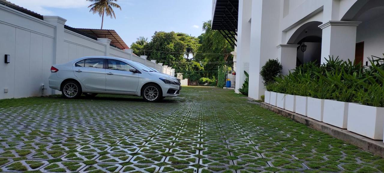 Prasanthi Hotel Kollam Esterno foto